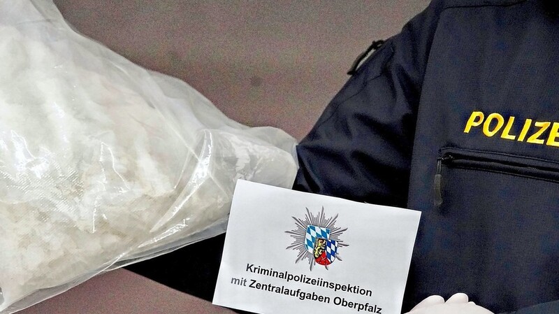 Fast ein Kilogramm Chrystal Meth befindet sich alleine in diesem Beutel. Die Kriminalpolizeiinspektion Regensburg stellte außerdem noch ...