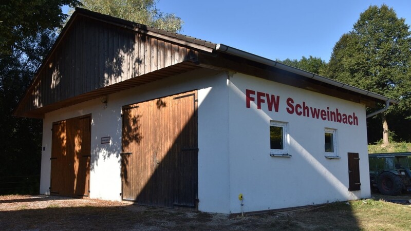 Im Feuerwehrhaus von Schweinbach soll schon bald ein neues Tragkraftspritzenfahrzeug stehen. Die Floriansjünger sind bereit, ein wenig zu zocken und nehmen auf einer Internetplattform an einer Versteigerung teil.