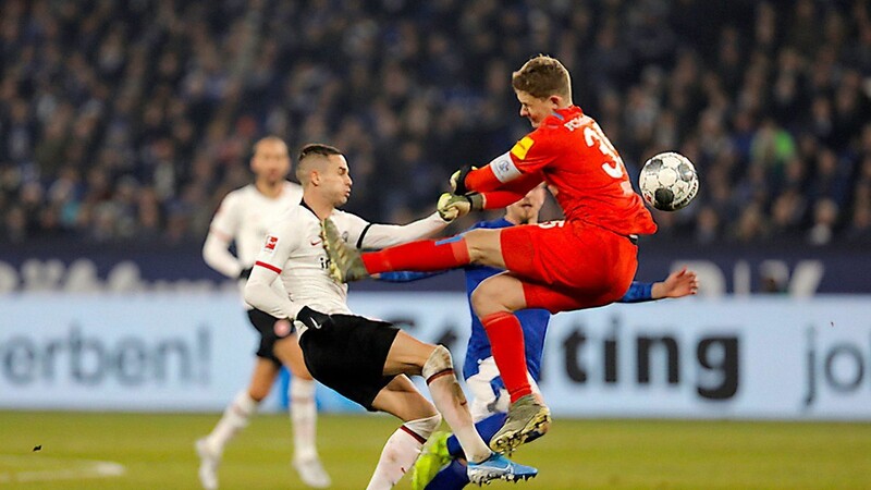 Noch-Schalke-Keeper Alexander Nübel bei seiner Kung-Fu-Einlage gegen Frankfurts Mijat Gacinovic, die ihm Rot einbringt.