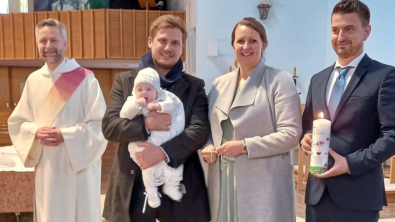 Diakon Harald Schneider spendete Eva Maria Skuthan das Sakrament der Taufe.