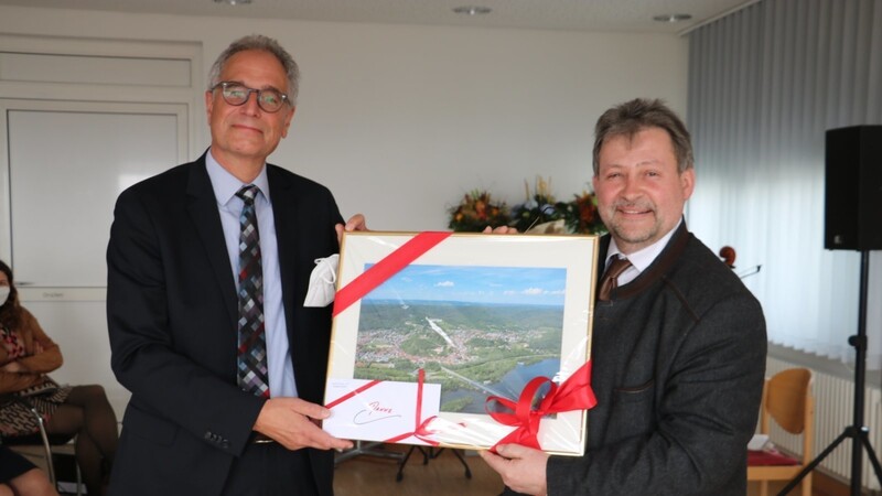 Bürgermeister Jürgen Sommer (rechts) überreichte Professor Dr. med. Michael Pfeifer zum Abschied eine Luftaufnahme des Marktes Donaustauf als Erinnerung an seinen Wirkungsort.