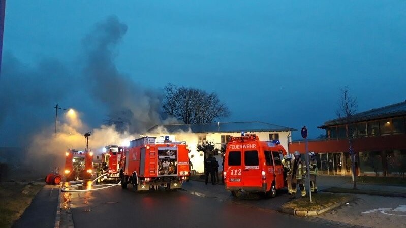 Großeinsatz der Feuerwehren in der Chamer Badstraße.