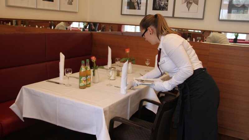 Die Tische im Restaurant für die Gäste ansprechend eindecken - das gehört mit zu den wichtigsten Aufgaben von Alexandra.