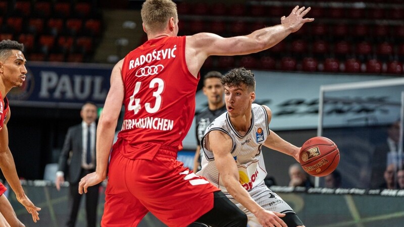 Bayern München feiert beim Meisterturnier der Basketball-Bundesliga den ersten Sieg: Leon Radosevic im Duell mit dem Crailshaimer Aleksa Kovacevic.