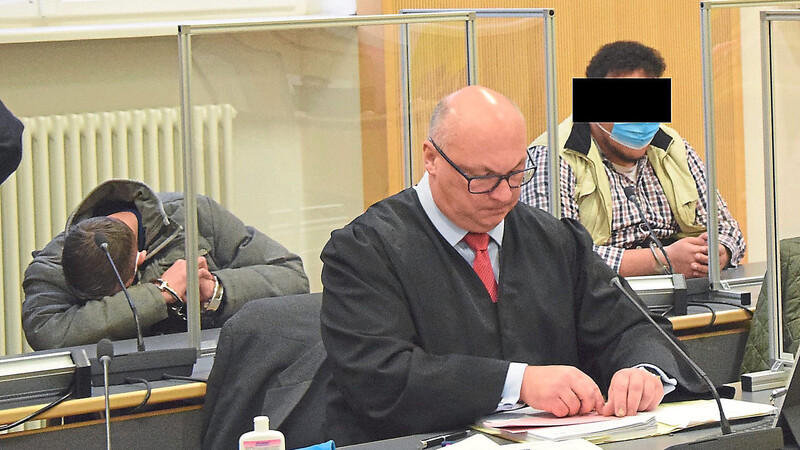 Die Beschuldigten mit ihren Verteidigern im Sitzungssaal des Landgerichts Regensburg. Alexander L. (hinten links) und David F. (hinten, Mitte) werden der Gefangenenmeuterei mit Körperverletzung beschuldigt.