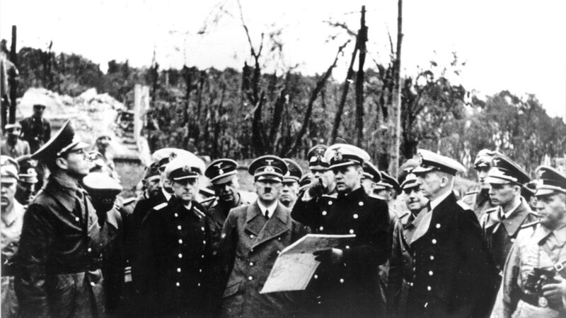 Vor genau 80 Jahren, am 1. September 1939 um 4.45 Uhr, hatte das Linienschiff "Schleswig-Holstein" das Feuer auf die polnischen Befestigungen auf der Westerplatte vor Danzig eröffnet. Das war der Beginn des Überfalls auf Polen und des Zweiten Weltkriegs. Auf diesem Archivfoto ist Adolf Hitler (M.) zu sehen, als er die eingenommene Westerplatte besichtigt.