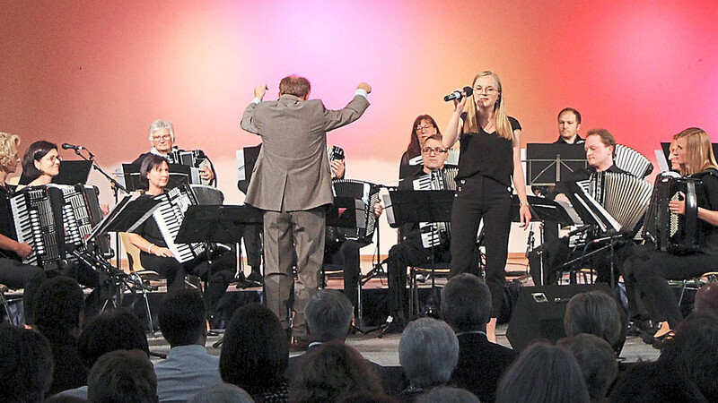 Julia Geltinger veredelte die Klänge des Akkordeonorchesters beim Jubiläumskonzert mit ihrem Gesang.