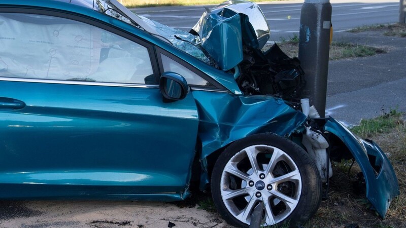 Ein PKW ist nach einem Unfall schwer beschädigt. Auf viele Autobesitzer kommen in diesem Herbst Preiserhöhungen ihrer Versicherer zu.