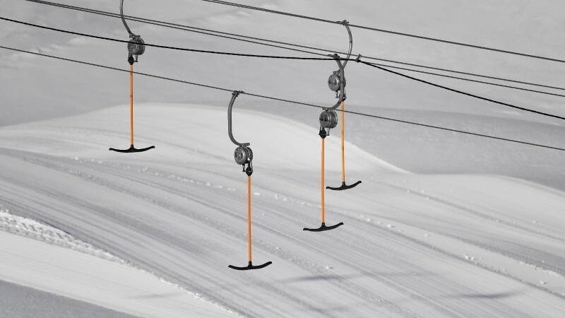 Liftbügel eines Schlepplifts hängen im geschlossenen Skigebiet in der Luft. Foto: Angelika Warmuth/dpa/Symbolbild