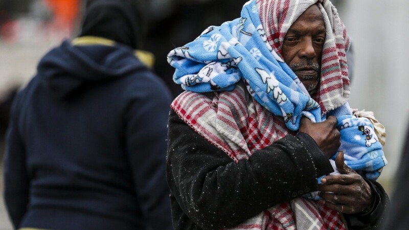Ein Obdachloser hüllt sich in Houston in Decken, die er von einer Hilfsorganisation bekommen hat. Die Corona-Pandemie verschärft dis soziale Krise in den USA.