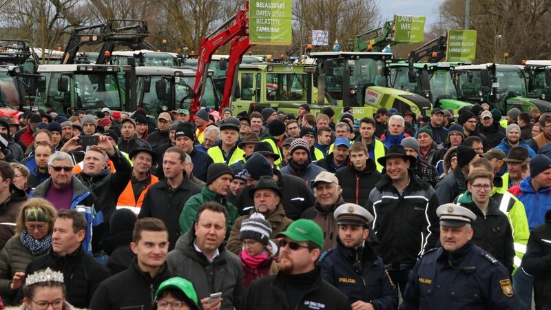 Rund 2.000 Landwirte demonstrierten am Freitag in Regensburg gegen die aktuelle Agrarpolitik.