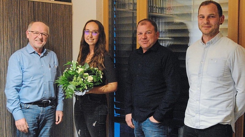 Bauzeichnerin Natalie Bauer nimmt die Glückwünsche ihrer Chefs Ludwig, Florian und Jakob Bindhammer (v.l.) entgegen.