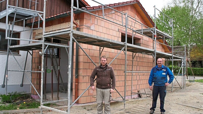 Der Jugendwart und Gruppenführer Stefan Zauner und der 1. Kommandant der FF Kammern Heinrich Sandner freuen sich über den Anbau am Feuerwehrgerätehaus.