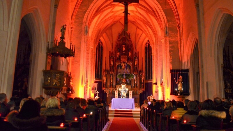 Der Altarraum erstrahlte in violettem Licht.