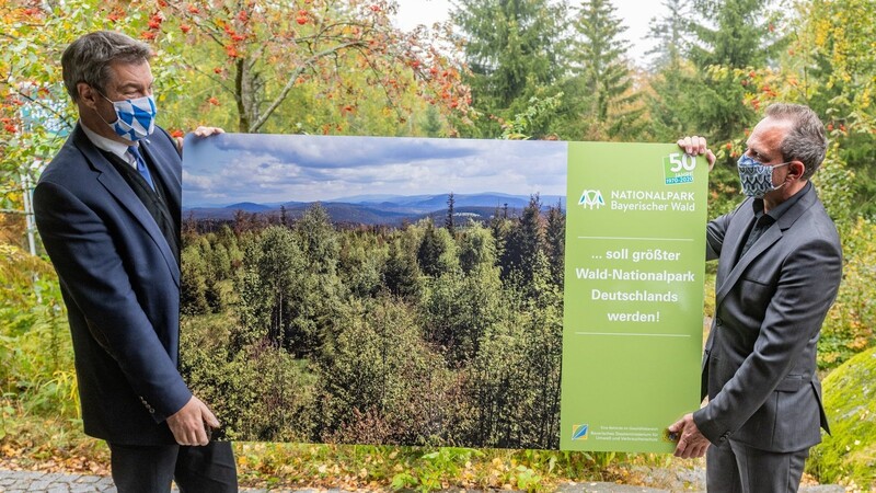Sie sind schon Fans des Nationalparks: Ministerpräsident Markus Söder (CSU, l.) Umweltminister Thorsten Glauber (Freie Wähler) gratulierten Mittwoch zum 50. Geburtstag.