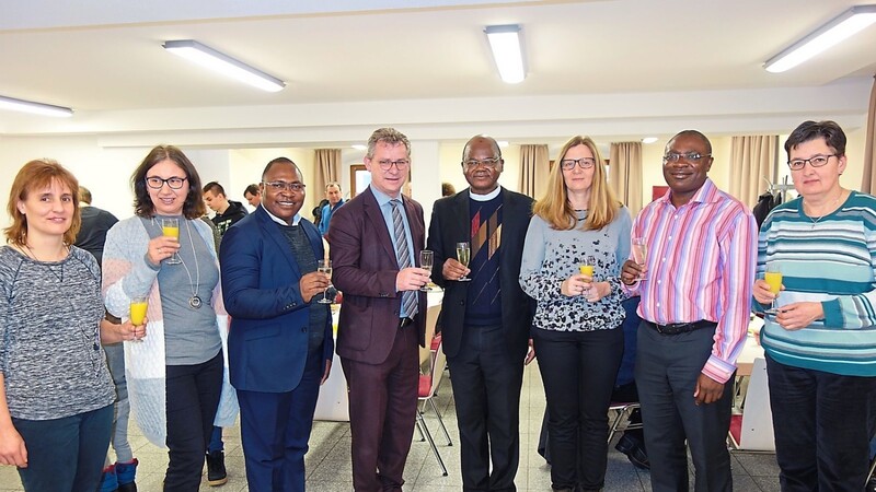 Neujahrsempfang: Pfarrer Dr. Mavinga Mbumba (4. von rechts), Bürgermeister Koch (5. von rechts), die beiden Aushilfspriester aus Neutraubling sowie die Pfarreiverantwortlichen aus Gmünd, Griesau und Geisling stoßen auf ein gesundes Jahr 2019 an.