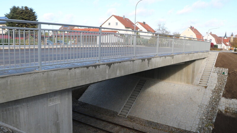 Die Brücke über die Nebenbahnstrecke Eggmühl-Schierling-Langquaid in der Allersdorfer Straße ist fertiggestellt und für den Verkehr freigegeben.