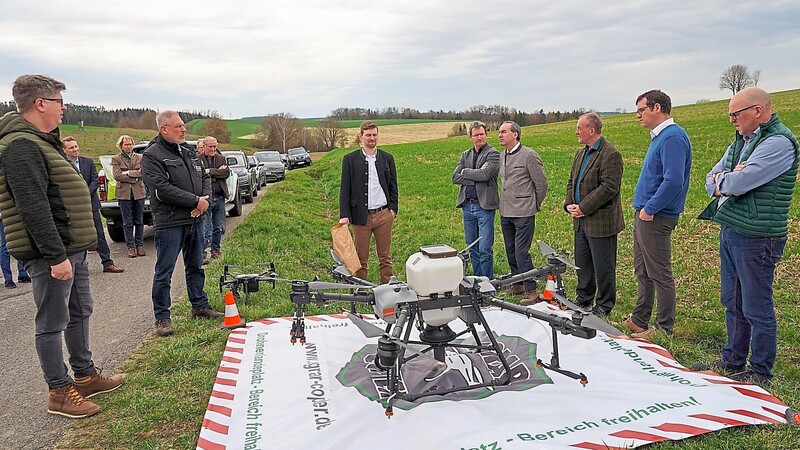 Im Beisein von Vertretern des Bayerischen Bauernverbands und der BayWa sowie Wirtschaftsminister Hubert Aiwanger wurde die Technik auf freiem Feld vorgeführt.