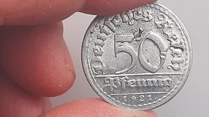 Ein 50 Pfennig-Stück mit dem Prägestempel des Jahres 1921. Es ist aus Aluminium.