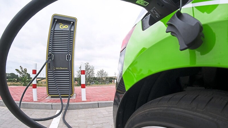 Fahrspaß oder Ladefrust? Besitzer von E-Autos berichten bei der Aktion des Bürgerenergievereins Neufahrn "E-Auto zum Anfassen" über ihre Erfahrungen mit Elektrofahrzeugen.