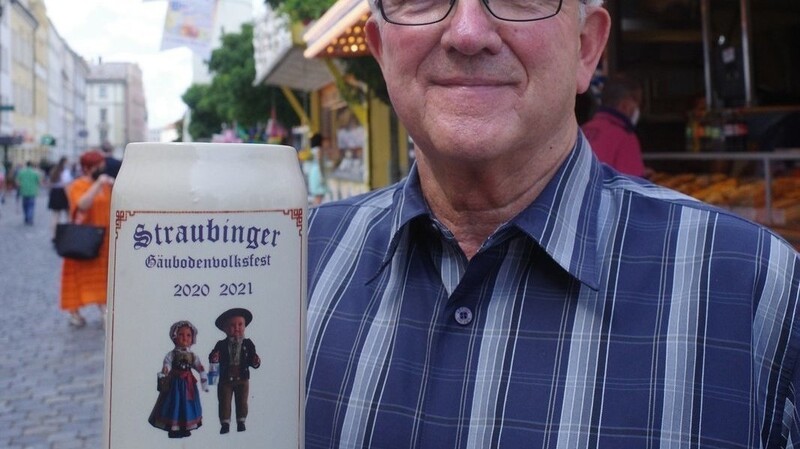 Der Volksfestkrug mit "Corvi und Corinna" in historischer Alburger Tracht, den Alois Meindl wenigstens einmal mit Bier füllen will.