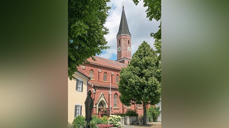 Die Pfarrkirche in Pfeffenhausen gilt wegen ihres hohen Turmes auch als "Dom der Hallertau" .