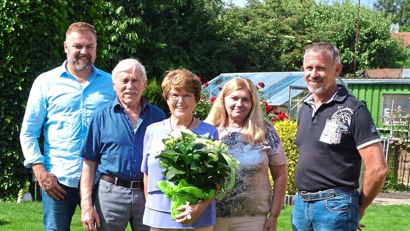 Ehemann Helmut, die Kinder Manuela und Helmut sowie der Vorsitzende vom Turnverein Werner Hahn gratulierten Jubilarin Sieglinde Maryniak zum 80. Geburtstag.