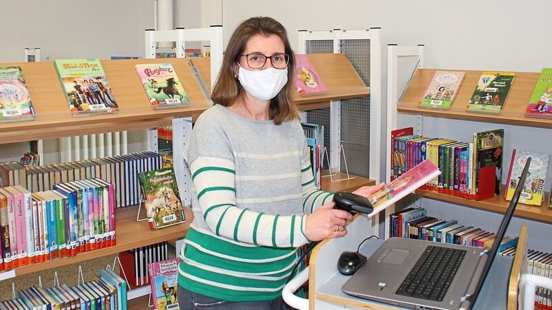 Bücherei-Mitarbeiterin Elke Hauf bei der Inventur.