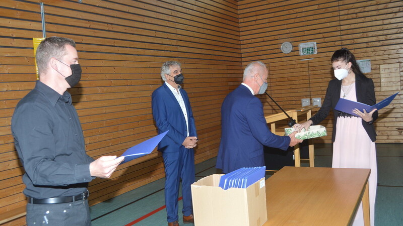 Die Zeugnisse überreichten Rektor Martin Haindl, Bürgermeister Josef Reff und die beiden Klassenleiter.