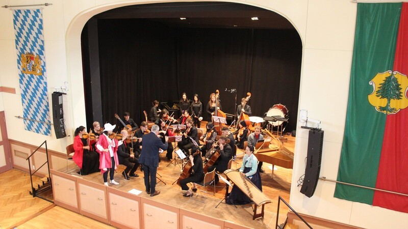 Das Ensemble spielte bei der Probe in der Stadthalle zum ersten Mal in dieser Konstellation zusammen.