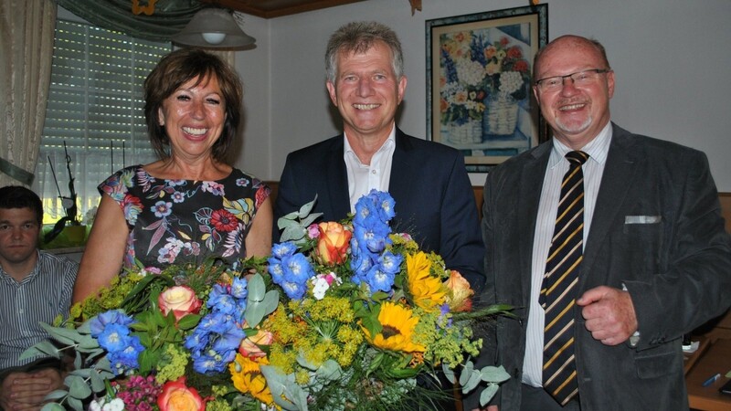 Freuen sich über 100 Prozent: Bürgermeisterin Anita Meinelt und Bürgermeisterkandidat Georg Hadersdorfer (M.).