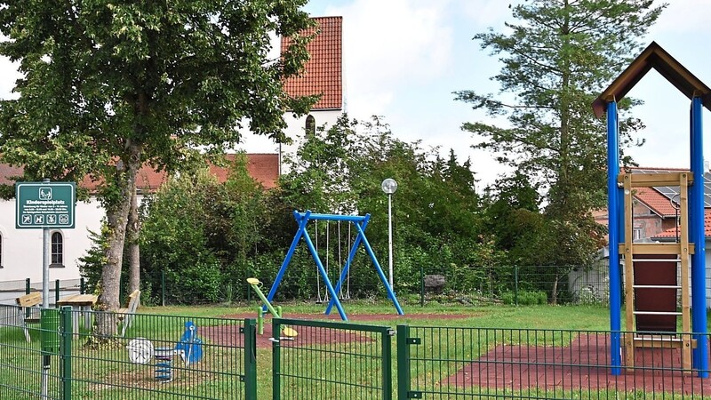 Freigegeben ist nun der Spielplatz in der Jakobusstraße in Hebrontshausen. Dort wurden vergangene Woche die neuen Spielgeräte montiert. Der Gemeinderat hat indes eine Kinderspielplatzsatzung erlassen.