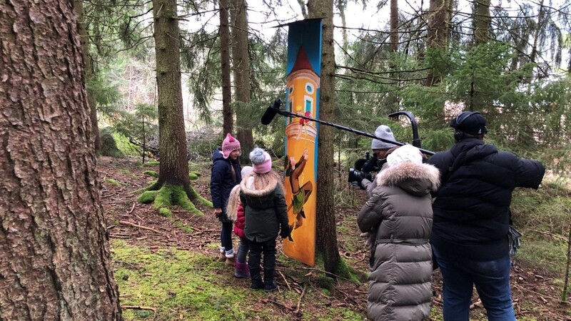 Das Kamerateam zeichnet im Hagengruber Märchenwald die Kinder auf, die gerade das Dornröschen betrachten.