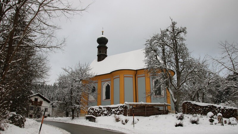 Mit dem farbigen Außenanstrich zieht die Kirche gerade im Winter die Aufmerksamkeit auf sich.