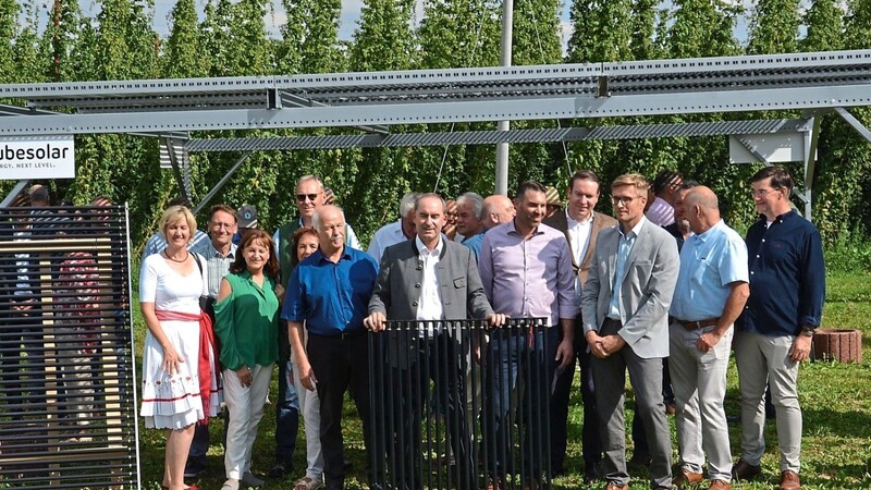 Zahlreiche Gäste aus Politik und Wirtschaft kamen am Dienstag zusammen mit Staatsminister Hubert Aiwanger auf den Hof von Josef Wimmer in Neuhub bei Au, um sich über das Projekt Sonnenstrom aus dem Hopfengarten zu informieren.