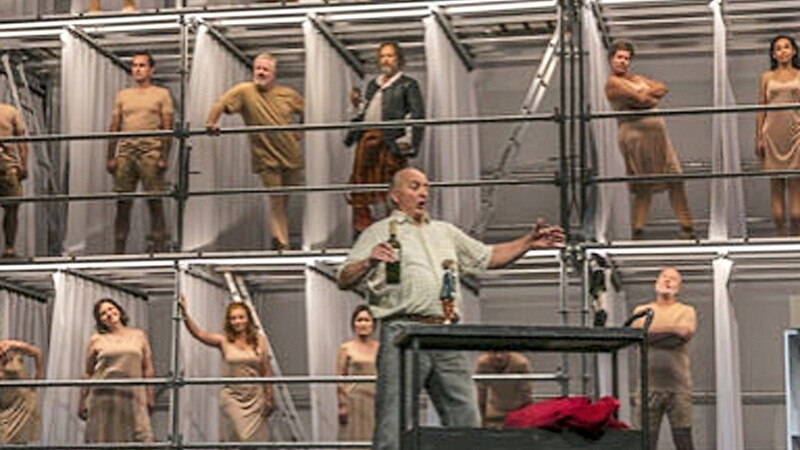 Der Bühnenchor steht in fahrbaren Setzkästen im Großformat. Im Vordergrund "Jago" Adam Kruzel.