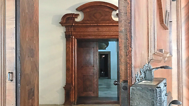 Die offene Tür lädt zu einem Blick hinter die Klostermauern ein. Ein Motiv aus der ehemaligen Prälatur, dem heutigen Alten Pfarrhof, in Windberg.