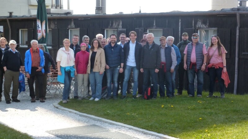 Die Teilnehmer an der Erlebniswanderung vor den NATO-Türmen am Hohenbogen.