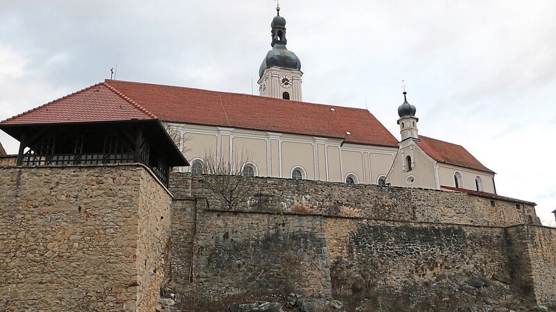Die Kirchenburg in Bad Kötzting. Im Frühjahr beginnt die Sanierung der maroden Ringmauer. Ein Großprojekt, das rund 2,5 Millionen Euro kostet.