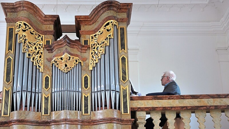 Organist Heinrich Reif an der restaurierten Orgel