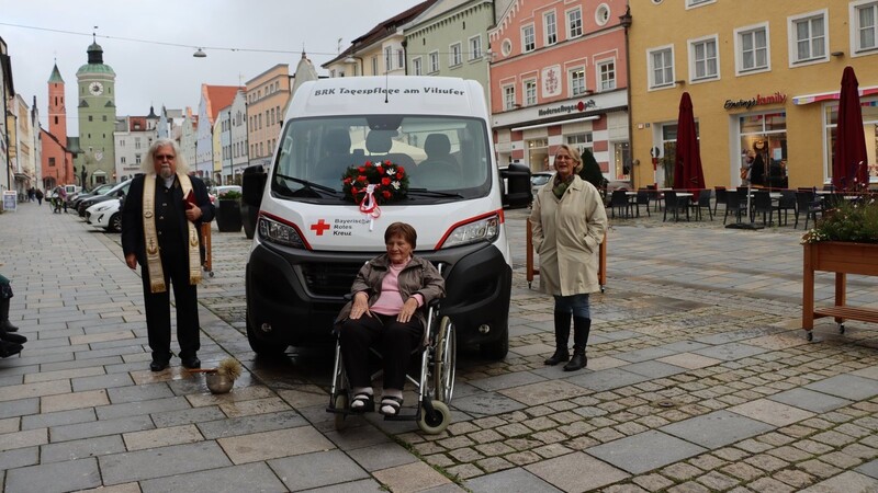 Stadtpfarrer Peter König segnete das neue Transportfahrzeug der BRK-Tagespflege am Vilsufer.