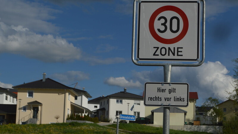 Auf dieses Schild wie im Baugebiet Feldkirchen-Erweiterung warten augenblicklich viele Bürger in ihren Siedlungen.