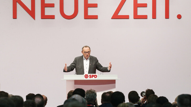 Aufbruch in eine "neue Zeit": Norbert Walter-Borjans fordert auf dem SPD-Parteitag in Berlin offen einen "Linksschwenk" der SPD. Das bringt die Sozialdemokraten auf Konfrontationskurs mit dem Koalitionspartnern CDU und CSU.