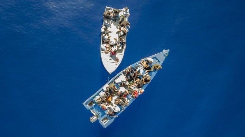 Eine Gruppe mutmaßlicher Migranten aus Tunesien, treibt auf zwei Booten im Mittelmeer vor der Insel Lampedusa.