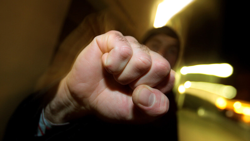 Ein Schläger hat am Freitagabend einen 17-Jährigen in der Mühlenstraße mit Fußtritten malträtiert. (Symbolbild)
