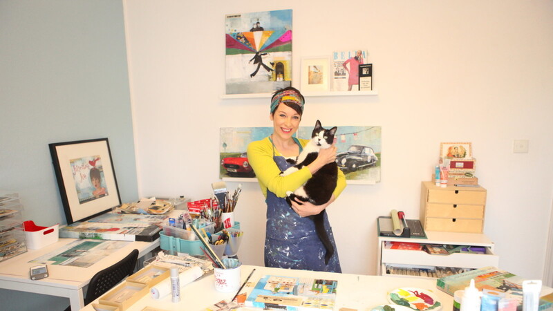 Die Künstlerin Christine Hohenstein mit ihrer geliebten Katze Milla. Die aus Lam stammende Künstlerin bietet im Januar einen Kreativ-Workshop im Miltacher Café Waffel an. Die Kursgebühren spendet sie der Katzenauffangstation des Tierfreundekreises.