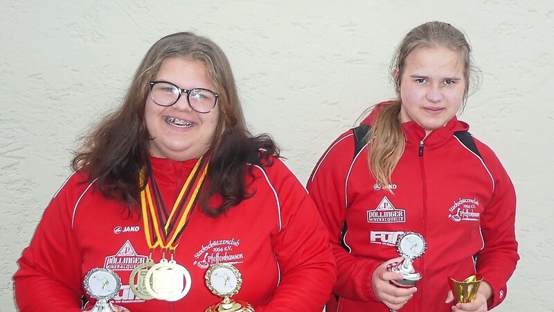Sabrina Englbrecht (l.) und Verena Englbrecht vom SSC Pfeffenhausen freuten sich über gute Ergebnisse bei den beiden Meisterschaften.