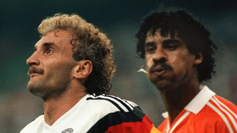 Das prominenteste Spuck-Attentat der Fußball-Geschichte: Der Niederländer Frank Rijkaard (r.) gegen Deutschlands Rudi Völler bei der WM 1990.