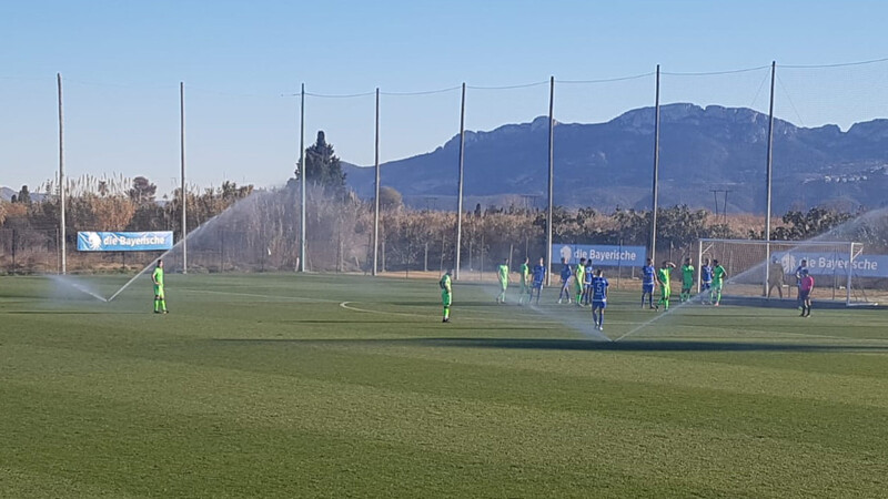 Unverhoffte Abkühlung: Während des Tests der Löwen gegen Darmstadt geht die Sprinkleranlage los.