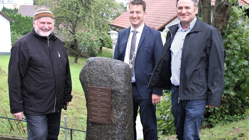 Gedenkstein-Enthüllung: (v. l.) Dr. Norbert Hartmann, Bürgermeister Christian Pröbst und Paul Neumeier.